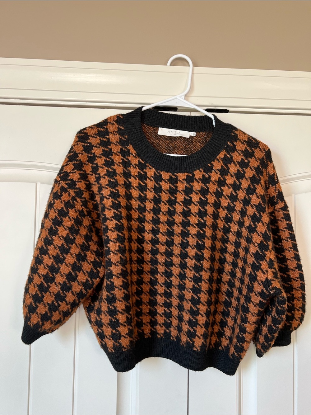 Astr The Label Black and Brown Houndstooth Cropped Crewneck Sweater